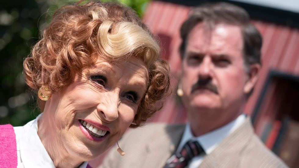 Eva Rydberg som Sybil Fawlty och Adde Malmberg som Basil Fawlty då ensemblen håller pressträff om John Cleese-föreställningen "Pang i bygget" på Fredriksdalsteatern i Helsingborg.