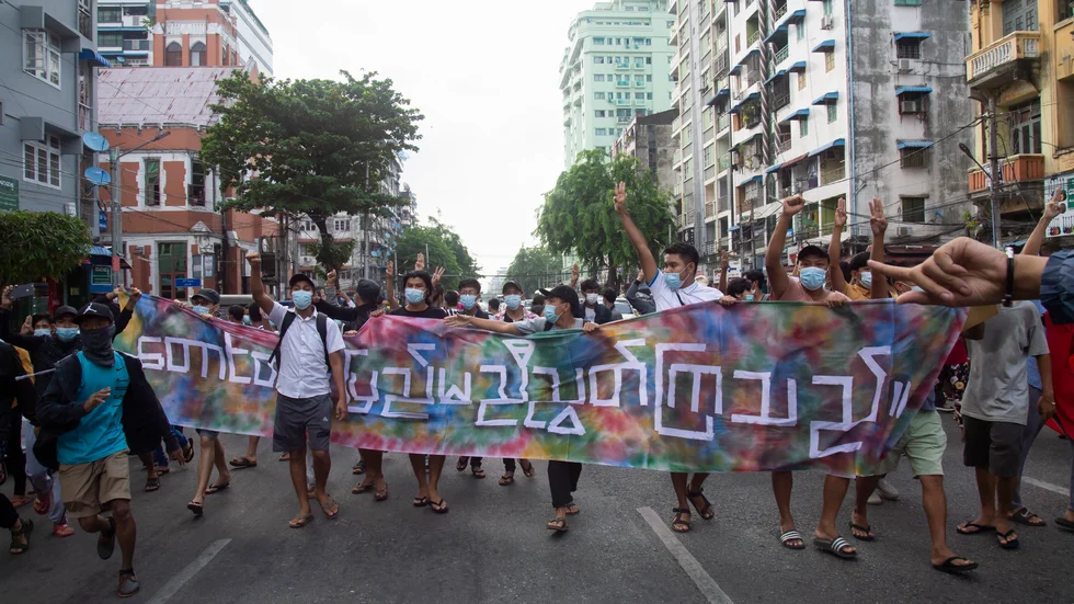 Demonstranter under en protestaktion den 3 juni mot Myanmars militärjunta i storstaden Rangoon.
