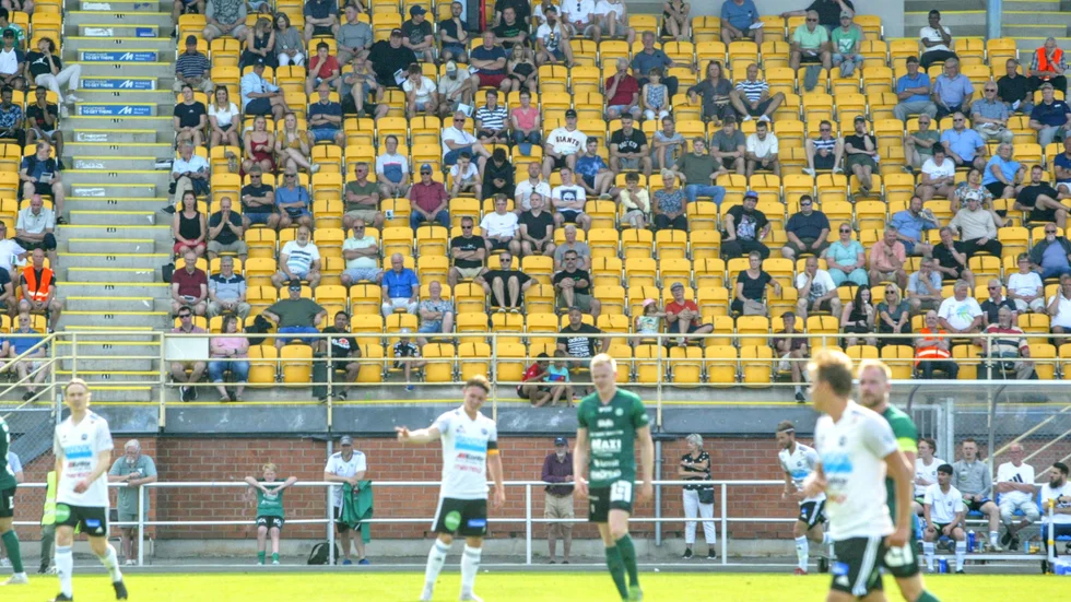 Hur många ser matchen på söndag? 436 personer kom till Enavallen vid gräspremiären förra året, största publiken sedan 2019.