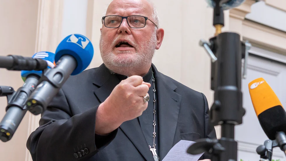 Kardinal Reinhard Marx mötte medier efter det att han publicerat sin avskedsansökan på nätet på fredagen.