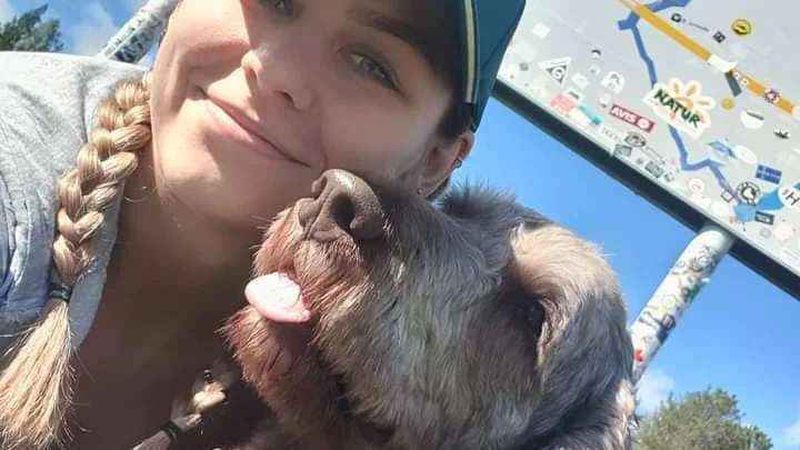 Maja Markström tillsammans med Labradoodle Abbe, 8 år.