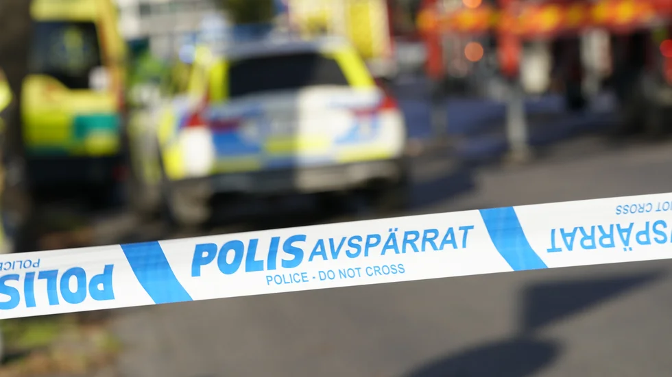 Polis, räddningstjänst och ambulans arbetar alla på platsen där en bil kört in i en busskur. Arkivbild.