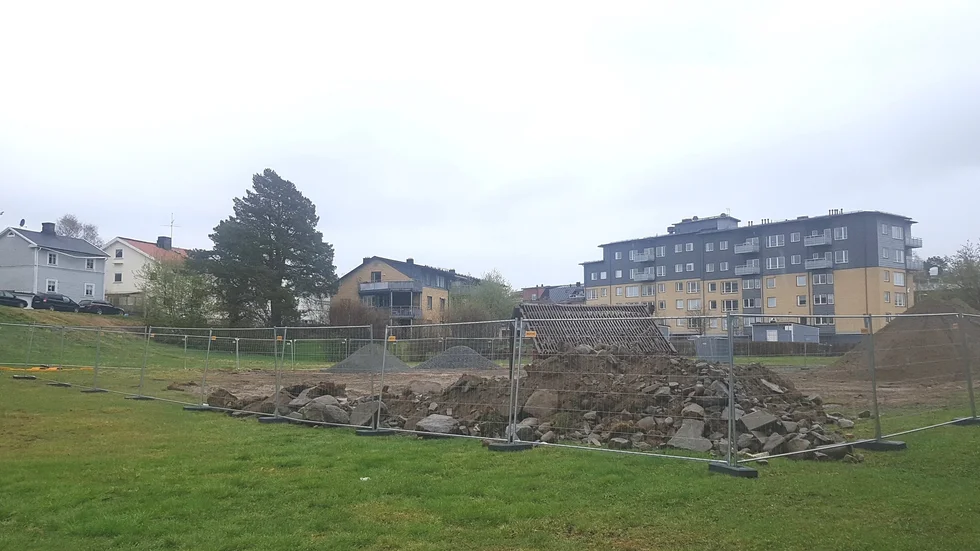 Denna vecka förvandlades grönytan mellan Älvgatan och småbåtshamnen på Gültzauudden till en uppläggningsplats för schaktmassor. Men efter klagomål från boende i området ska den nu tas ur bruk.
