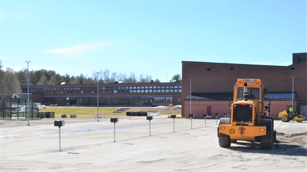 Nu färdigställs den nya parkeringen som ska bättra på trafiksituationen vid Östra skolan.