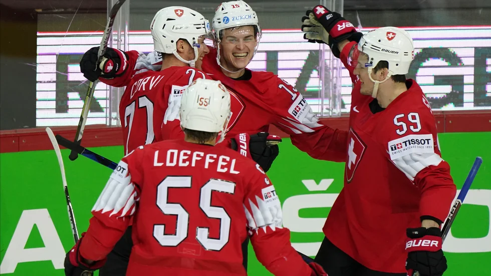 Schweiz jublar efter ett av målen i 8–1-segern mot Slovakien.