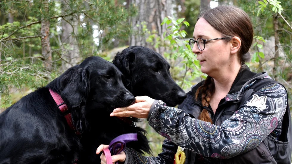Elin Lundberg använder redan sin treåriga flatcoated retriever Izzy i jobbet. Snart kommer sannolikt även ettåriga Molly att bli terapihund.