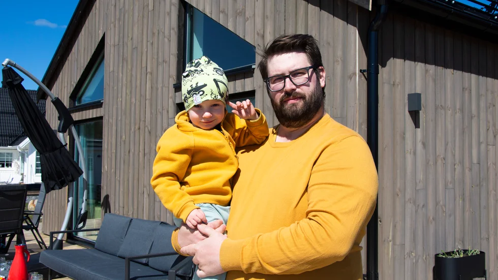 Knut, 2, har fått sin pappa tillbaka. 11 dagar efter att Niclas Kemppainen, 32, blivit sjuk med covid-19 var han så dålig att han behövde sövas och intuberas i respirator. "När jag andades ut så lätt det som smattergodis", säger han.