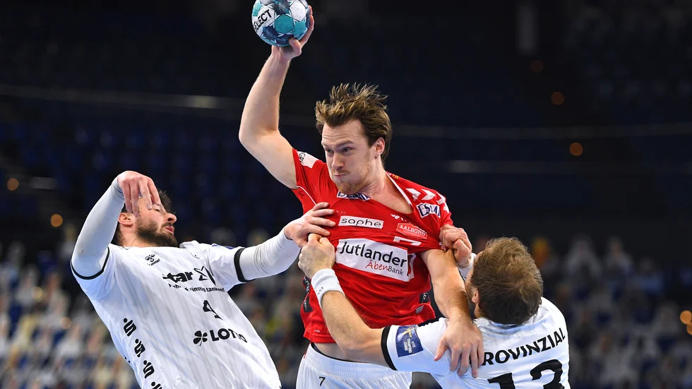 Felix Claar skickade sitt Ålborg till finalspelet i handbollens Champions league. Norrköpingskillens mål i slutsekunderna mot Flensburg blev helt avgörande. Den här bilden togs dock när laget mötte Kiel.