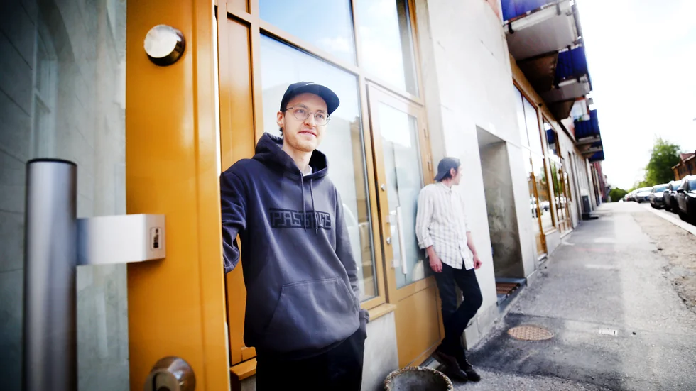 "Vi ville ha ett eget ställe då det saknas något liknande i stan. Ett ställe där vi själva skulle vilja hänga", säger Tobias Karlsson, till vänster i bild. Till höger Viktor Sund, de öppnar tillsammans Passage vinkafé på Söder i Eskilstuna.