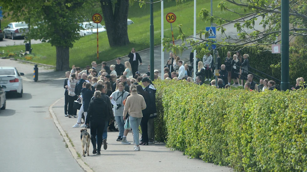 Insändarskribenten reagerar på att folk samlades vid Källängsparken i samband med studenternas bal förra helgen.