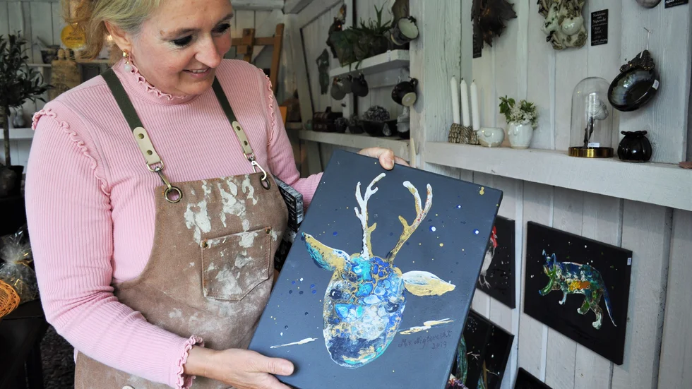 Madeleine får ofta besök av hjortar och de har inspirerat henne till mycket skapande.