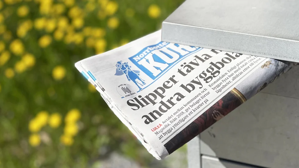 "Tidningens chefer väljer att lägga över ansvaret på oss prenumeranter, alltså att läsarna ändrar beteende och det är nog till viss del sant men varför kan man inte möta detta med att vara offensiv?", skriver insändarskribenten. 