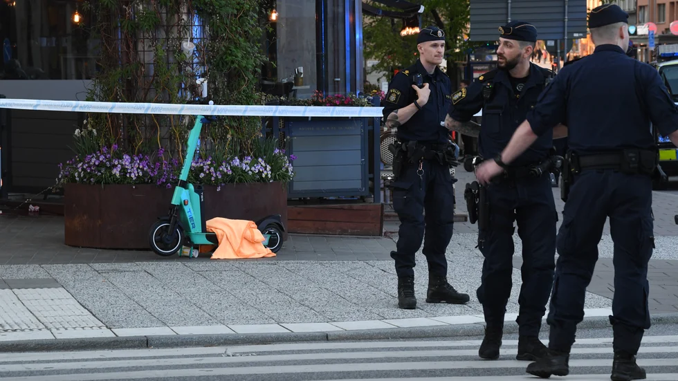 Två personer hittades skadade nära Västermalmsgallerian på Kungsholmen i Stockholm. En av dem har nu avlidit.