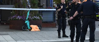 En död i knivattack vid galleria