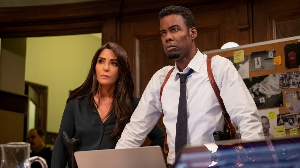 Marisol Nichols och Chris Rock i "Spiral: From the legacy of Saw". Pressbild.