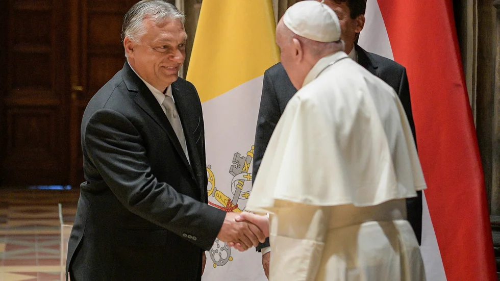Påven Franciskus skakar hand med Ungerns premiärminister Viktor Orbán under sitt besök i Budapest.