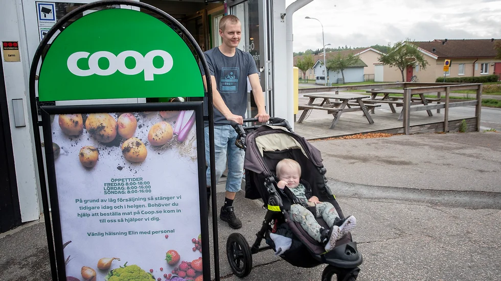 Jesper Högbom med sonen Lucas handlar ofta i butiken.