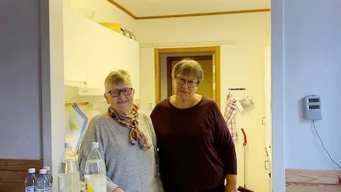 Ulla och Anna-Lisa höll i surströmmingsskivan i Anttis.