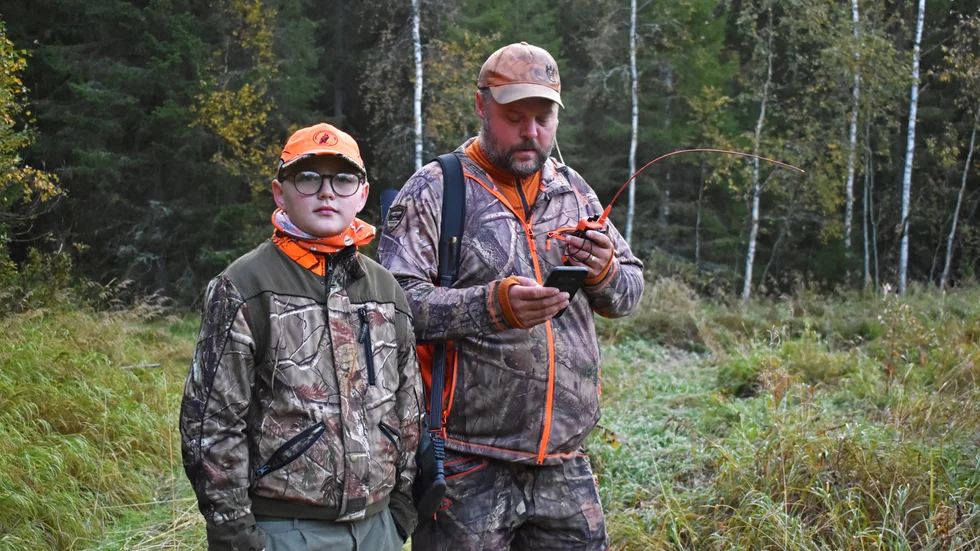 Texas och Benny Bäcklund går runt i skogen som hundförare. Via telefon och walkie-talkies håller de kontakt med jaktkamraterna.
