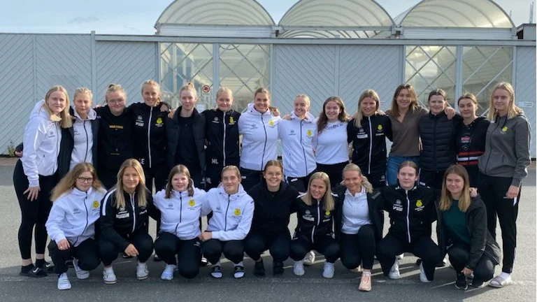 Gamla Stans damlag inledde Scandic cup starkt genom att besegra Holmsund med 16–1.