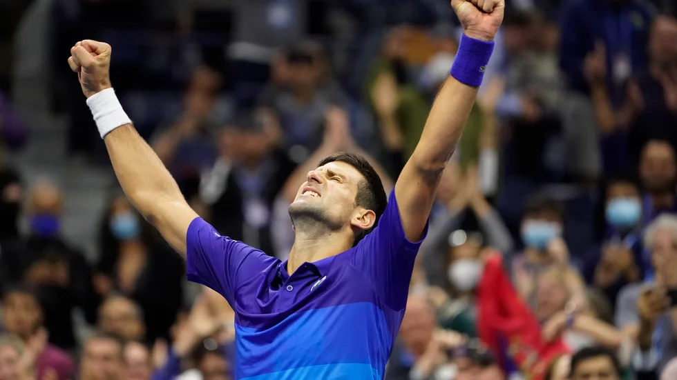 Novak Djokovic andas ut och firar segern över Alexander Zverev.