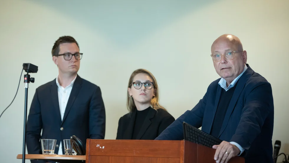 Filip Ahlin, Linda Ahlerup och Magnus Ranstorp vid en pressträff på Försvarshögskolan, där den nya rapporten presenterades.