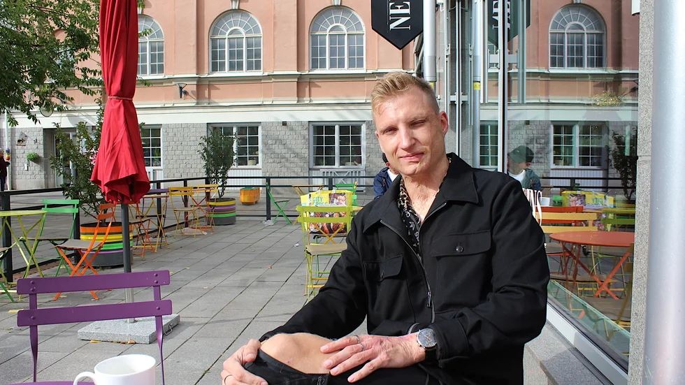 Artisten Axel Schylström på besök i hemstaden Norrköping. Han ger hopp, genom sin musik, och föreläsningar. "En sång till dig" stöttar organisationen "Aldrig Ensam".