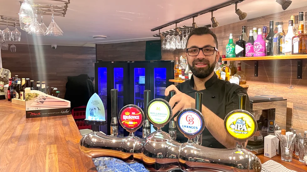 Mohammed Thamer visar sin nya restaurang. 