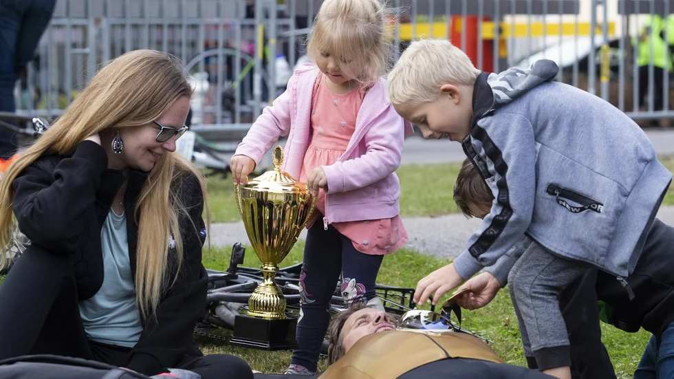 Patrik Kullman firades efter målgång i Halvvättern av barnen Vanessa, Liam och Lucas. 