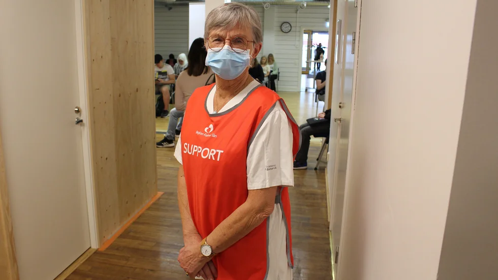 Gunvor Ohlsén är en av de Röda kors-volontärer som i stället för att jobba som sjukhusvärd ryckte in som kövärd vid vaccinationscentralen. 