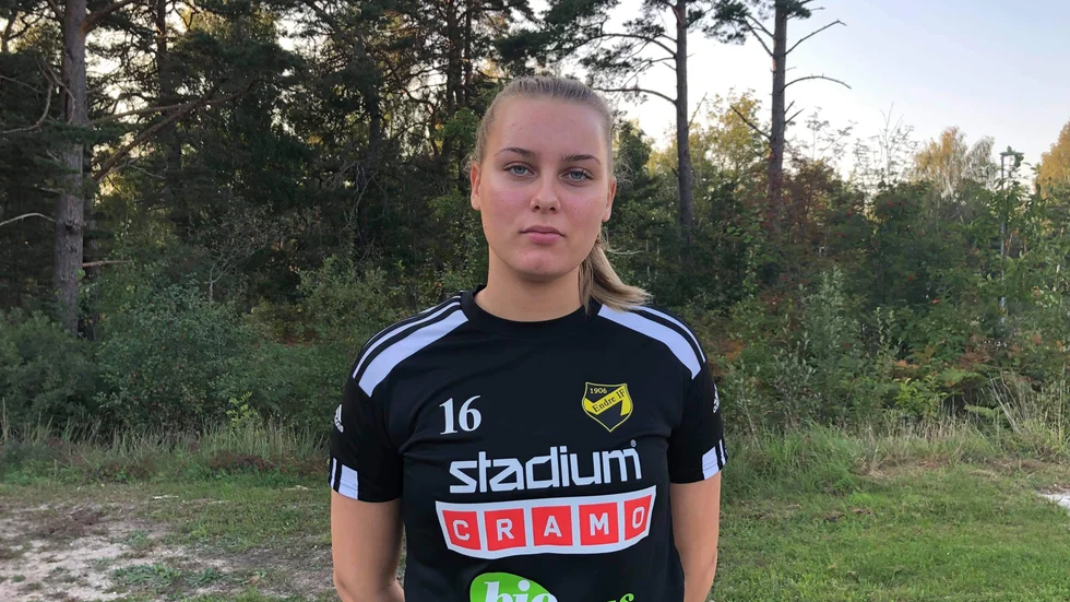 Målvaktstalangen Ella Hjortshagen har bytt Alundatröjan mot gotländska Endres tröja. 