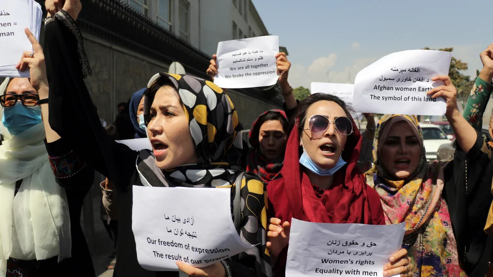 En manifestation för kvinnors rättigheter i det talibankontrollerade Afghanistan. Bilden togs i huvudstaden Kabul under fredagen.