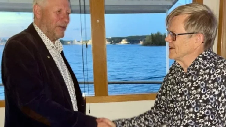 Presidentskifte från Claes Simonander till nya presidenten för Lions Club Luleå Jan-Olov Perä.