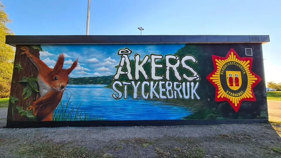I bakgrunden av målningen syns det natursköna området Åkers bergslag.