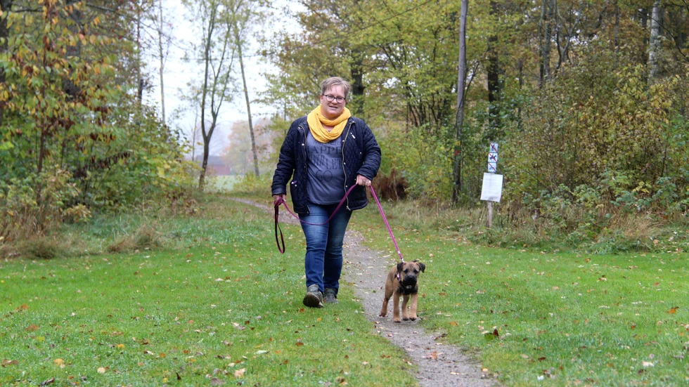 Rimforsabon Pia Steisjö och hundvalpen Sture gläds över att de, under den kommande vintern, kommer att kunna ta sina morgonpromenader i ett upplyst elljusspår.