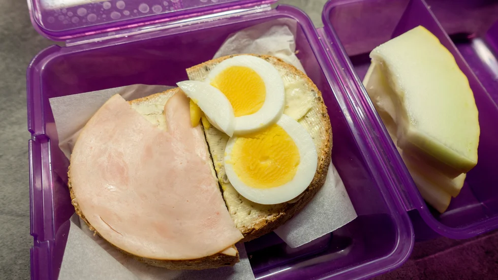 Matlåda med smörgås på norsk skola. Arkivbild.