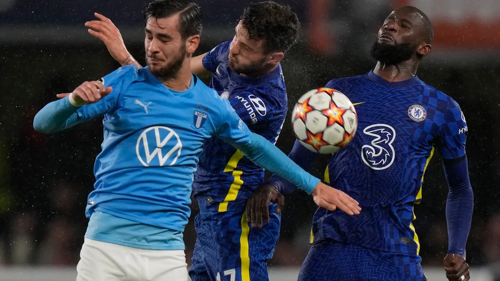 Malmö FF:s Adi Nalic i kamp med Chelseas Saul och Antonio Rüdiger. MFF föll med klara 0–4 på bortaplan och får nu ladda om för allsvensk guldstrid. Arkivbild.