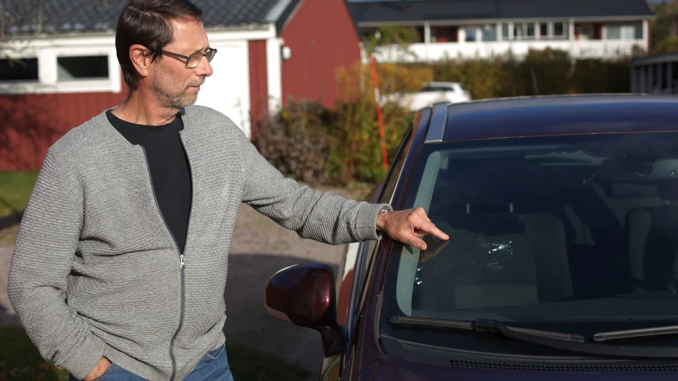 När Ingemar Svensson i Nyköping var på väg hem från matbutiken smällde det plötsligt till: "Jag trodde att det var en explosion från ett däck som smällde", säger han.
Ingemar fick sin vindruta krossad av en sten.