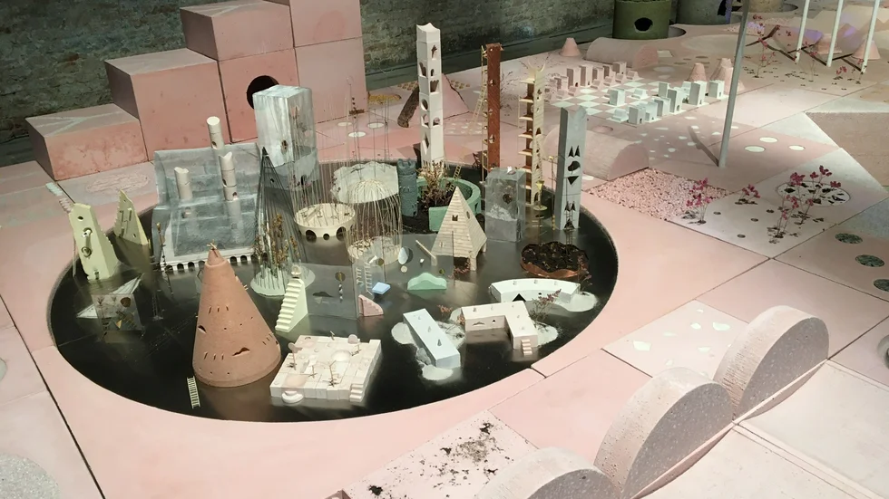 Hur formar vi samhällen där även växter, djur och artificiell intellegiens inkluderas i framtidens samhällsbyggen. Det är det övergripande temat för Arkitekturbiennalen i Venedig 2021som kulturredaktör Eva Åström besökt.