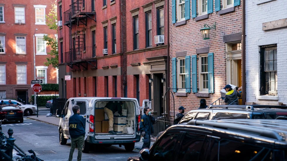 FBI bär ut bevismaterial från en fastighet på Manhattan i New York som kopplas till oligarken Oleg Deripaska.