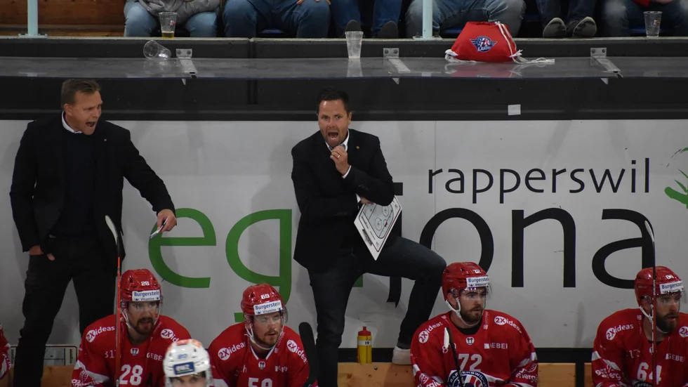 Bert Robertsson och Stefan Hedlund är heta på bänken i svenskmötet mellan Rapperswil och Zürich.