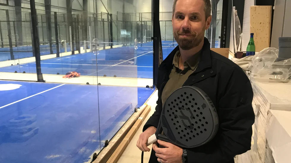 Joel Moberg är sedan måndagen anställd som hallansvarig på Motalas andra padelhall, We are padel, som slår upp portarna i november-december någon gång. På WAP-padel är planen att det ska vara "premium" rakt igenom på de fem dubbelbanorna.