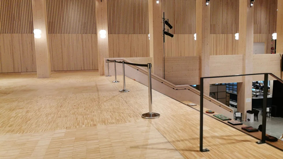 Här, vid den här trappen i kulturhuset, föll en person under öppningsveckan varpå personen tvingades åka med ambulans till sjukhuset.