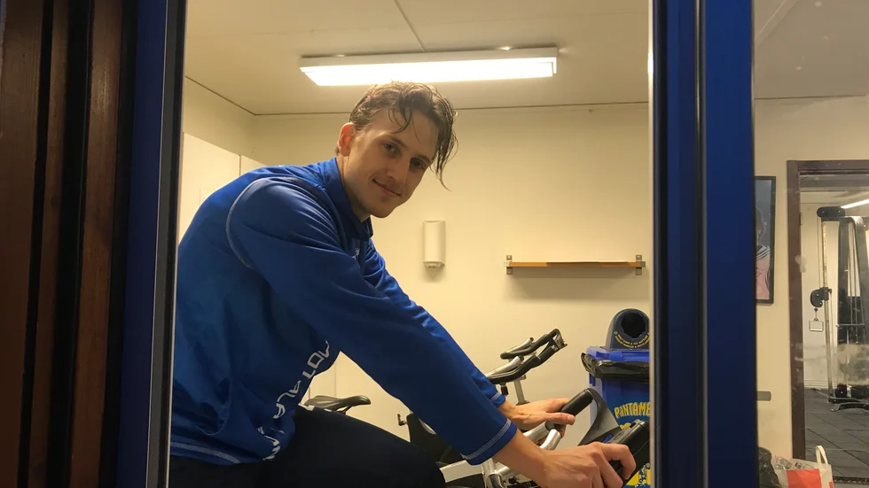 Fredrik Lönn sitter på testcykeln, med utsikt över grusbädden som i vinter är IFK Motalas hemmaplan. Lagkaptenen är axelskadad igen och rehabar sig själv tillbaka.