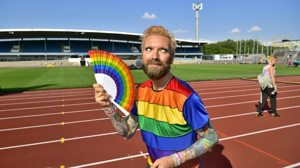 Rickard Söderberg tilldelas Malmö stads kulturpris. Här syns han på en bild tagen vid öppningsparaden för World Pride på Malmö stadion, där han var konferencier. Arkivbild.