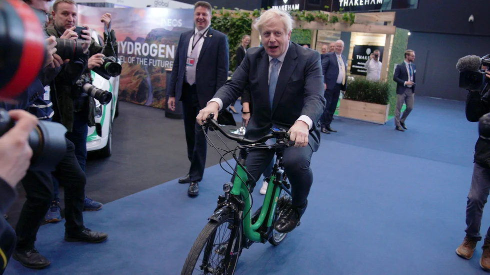 På grön kvist? Boris Johnson testar en cykel vid partikongressen i Manchester.