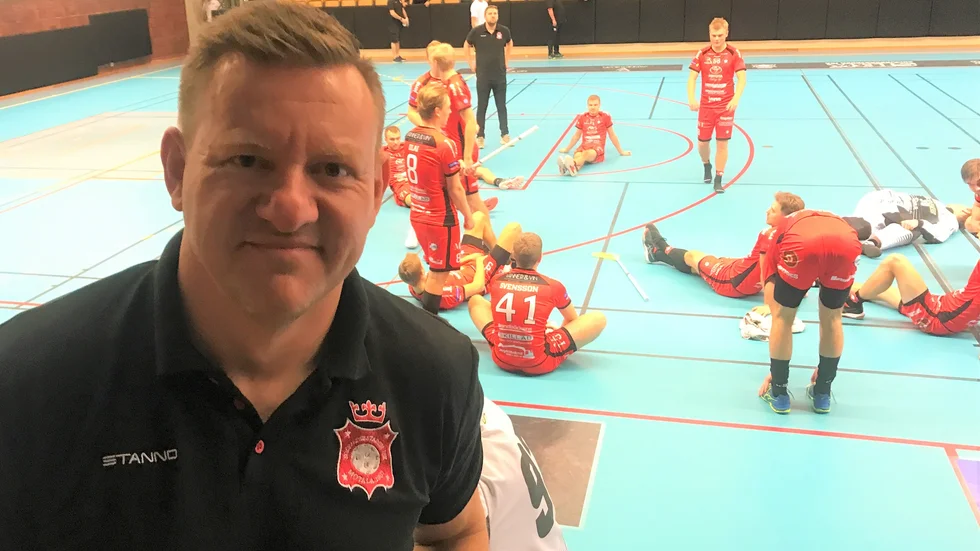 Torbjörn Johansson berättar om en helt annan stämning i Solfjäderstadens lag efter två raka segrar i ettan. Nu på lördagen blir det Kalmarresa för lunchmatch mot CL98. Här ses "Totte" på nedvarvningen i söndags efter segern mot Craftstaden.