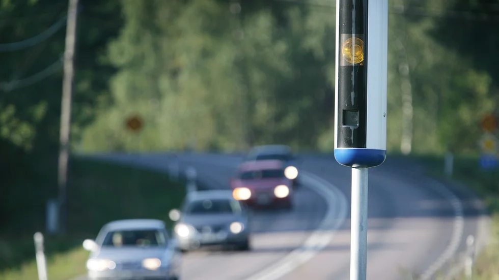 Skribenten undrar varför så många kör saktare än vad som är tillåtet. 