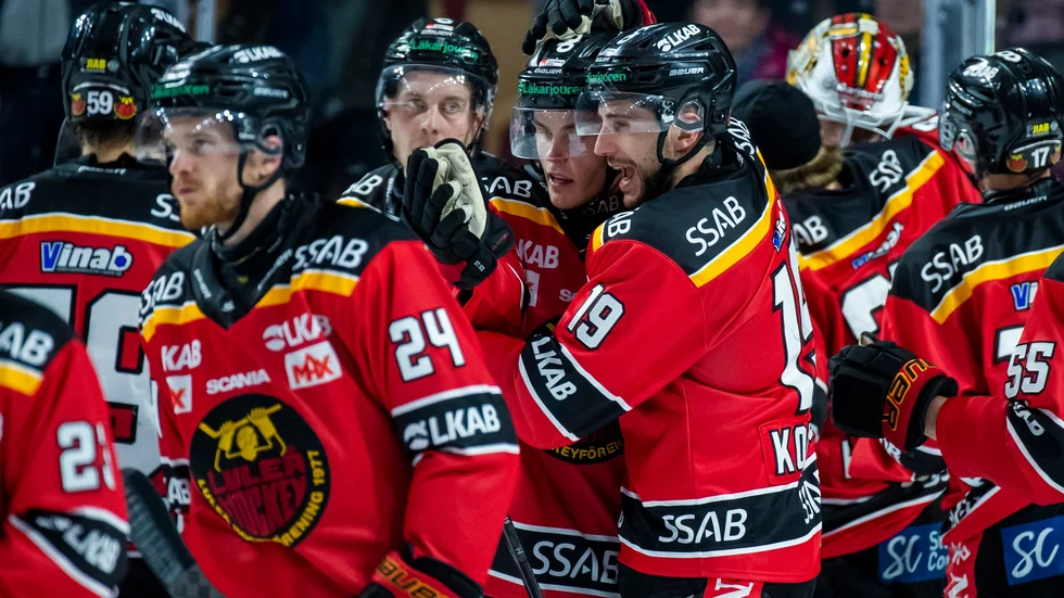 Luleåspelarna firar 3–2-segern mot Växjö Lakers.