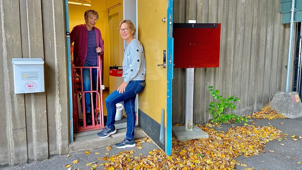 Stängt på grund av flytt, men ändå full aktivitet i Röda korsets lokal i Prismanhuset. Gunilla Lundgren och Rosemarie Johborg håller på att packa ihop inför flytten till Gallerian.
